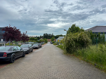 příjezdová cesta - Pronájem bytu 1+kk v osobním vlastnictví 33 m², Tachlovice