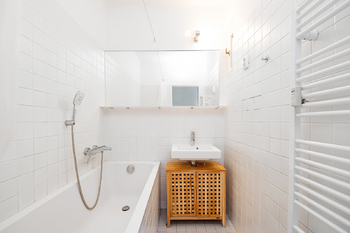 Koupelna s vanou - Pronájem bytu 2+kk v osobním vlastnictví 54 m², Praha 4 - Podolí