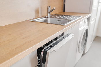 Detail vestavěné myčky nádobí - Pronájem bytu 2+kk v osobním vlastnictví 54 m², Praha 4 - Podolí
