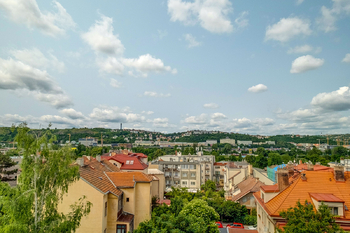 Výhled z oken pokoje - Pronájem bytu 2+kk v osobním vlastnictví 54 m², Praha 4 - Podolí