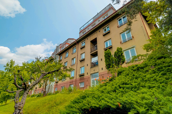 Pohled na dům z přilehlé zahrady - Pronájem bytu 2+kk v osobním vlastnictví 54 m², Praha 4 - Podolí