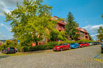 Pohled na dům z ulice - Pronájem bytu 2+kk v osobním vlastnictví 54 m², Praha 4 - Podolí