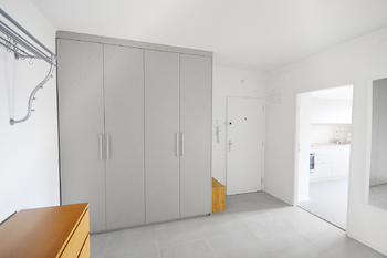 Pohled na vstupní předsíň s vestavěnou šatní skříní - Pronájem bytu 2+kk v osobním vlastnictví 54 m², Praha 4 - Podolí