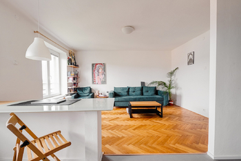 Pohled od linky do obývacího pokoje - Pronájem bytu 2+kk v osobním vlastnictví 54 m², Praha 4 - Podolí