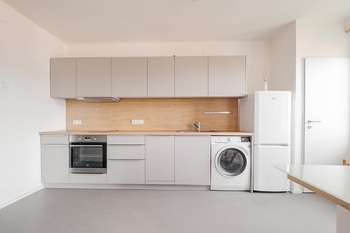 Kuchyňská linka s praktickou komorou - Pronájem bytu 2+kk v osobním vlastnictví 54 m², Praha 4 - Podolí