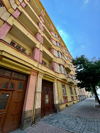 pohled z ulice - Prodej bytu 2+kk v osobním vlastnictví 40 m², Praha 3 - Vinohrady