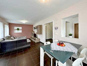 jídelní kout s obývacím prostorem - Prodej domu 148 m², Lenora