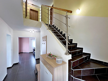 chodba se schodištěm - Prodej domu 148 m², Lenora