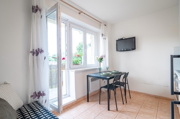 kuchyň  - vstuo na balkón  - Prodej bytu 1+1 v osobním vlastnictví 47 m², Slapy