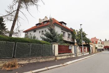 Venkovní pohled na vilový dům - Prodej bytu 1+1 v osobním vlastnictví 48 m², Praha 4 - Podolí 