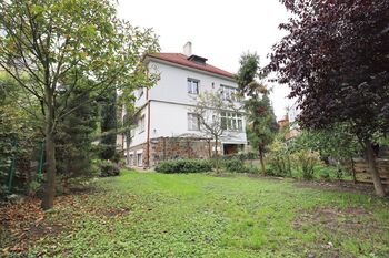 Pohled na vilový dům ze zahrady - Prodej bytu 1+1 v osobním vlastnictví 48 m², Praha 4 - Podolí