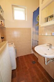 Koupelna - Prodej bytu 1+1 v osobním vlastnictví 48 m², Praha 4 - Podolí