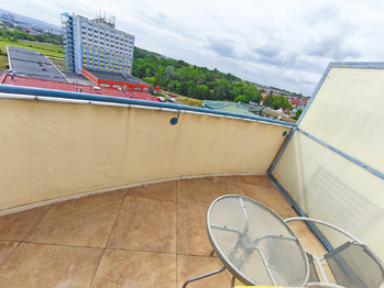 Balkón. - Pronájem bytu 2+kk v osobním vlastnictví 61 m², Praha 9 - Kyje