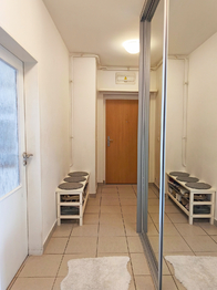 Prostorná chodba s úložnými prostory. - Pronájem bytu 2+kk v osobním vlastnictví 61 m², Praha 9 - Kyje