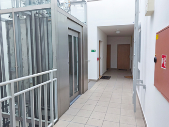 Chodba u bytu.  - Pronájem bytu 2+kk v osobním vlastnictví 61 m², Praha 9 - Kyje
