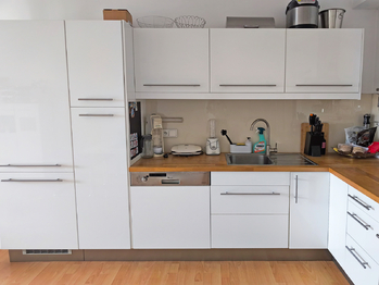 Obývací pokoj s kuchyňským koutem a vstupem na balkón. - Pronájem bytu 2+kk v osobním vlastnictví 61 m², Praha 9 - Kyje