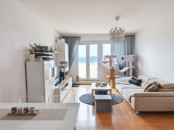 Obývací pokoj s kuchyňským koutem a vstupem na balkón. - Pronájem bytu 2+kk v osobním vlastnictví 61 m², Praha 9 - Kyje