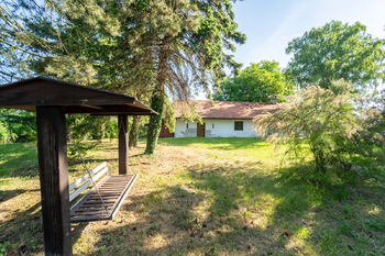 Pohled na dům a zahradu - Prodej domu 94 m², Křečhoř
