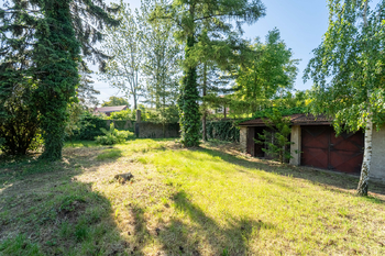 Pohled na zahradu a vedlejší stavbu - Prodej domu 94 m², Křečhoř