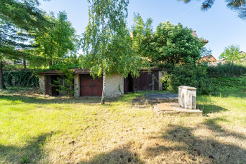 Pohled na vedlejší stavbu a studnu - Prodej domu 94 m², Křečhoř