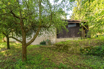 Pohled na dům (pozemek končí cca 1 až 1,5 m za domem) - Prodej domu 94 m², Křečhoř