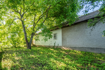 Pohled na dům (pozemek končí cca 1 až 1,5 m za domem) - Prodej domu 94 m², Křečhoř
