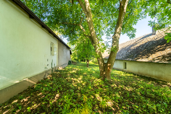 Pohled na dům (pozemek končí cca 1 až 1,5 m za domem) - Prodej domu 94 m², Křečhoř