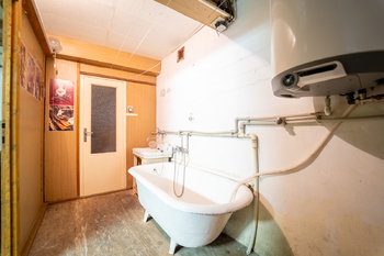 Vana a bojler v zázemí domu - Prodej domu 94 m², Křečhoř