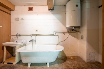 Vana a bojler v zázemí domu - Prodej domu 94 m², Křečhoř