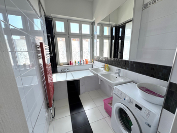 sociální zázemí - Prodej bytu 2+1 v osobním vlastnictví 71 m², Praha 6 - Dejvice