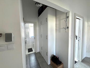 chodba s vestavěnými skříněmi - Prodej bytu 2+1 v osobním vlastnictví 71 m², Praha 6 - Dejvice