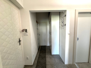 chodba - Prodej bytu 2+1 v osobním vlastnictví 71 m², Praha 6 - Dejvice