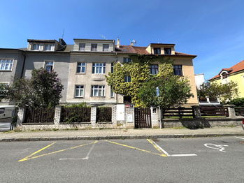 pohled na dům - Prodej bytu 2+1 v osobním vlastnictví 71 m², Praha 6 - Dejvice