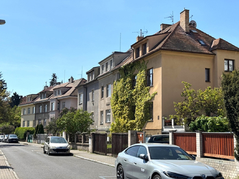 pohled na dům - Prodej bytu 2+1 v osobním vlastnictví 71 m², Praha 6 - Dejvice