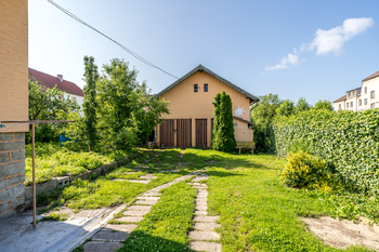 Pohled na garáž - Prodej domu 105 m², Přílepy