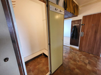 Předsíň se šatnou - Prodej bytu 2+1 v osobním vlastnictví 55 m², Olomouc
