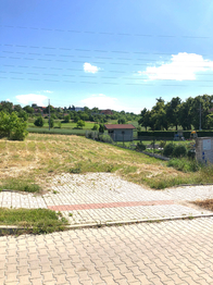 již vybudovaný vjezd z ulice na pozemek - Prodej pozemku 1369 m², Brandýsek