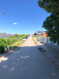 pohled do ulice Na Vyhlídce - Prodej pozemku 1369 m², Brandýsek