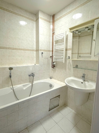 koupelna - Pronájem bytu 2+kk v osobním vlastnictví 53 m², Praha 3 - Žižkov