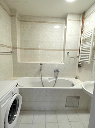 koupelna - Pronájem bytu 2+kk v osobním vlastnictví 53 m², Praha 3 - Žižkov
