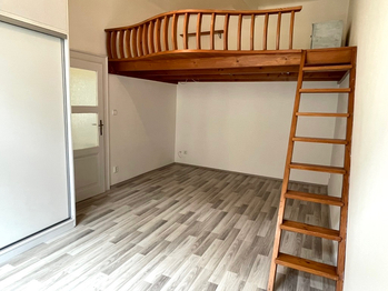obývací pokoj s vestavěným patrem - Pronájem bytu 2+kk v osobním vlastnictví 53 m², Praha 3 - Žižkov