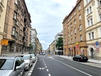 uliční pohled - Pronájem bytu 2+kk v osobním vlastnictví 53 m², Praha 3 - Žižkov