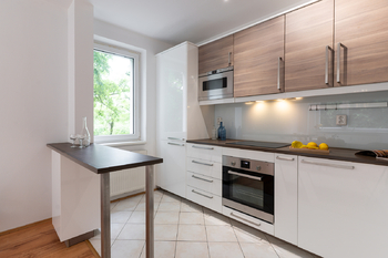 kuchyň s výhledem do zeleně - Prodej bytu 3+kk v družstevním vlastnictví 65 m², Praha 4 - Modřany