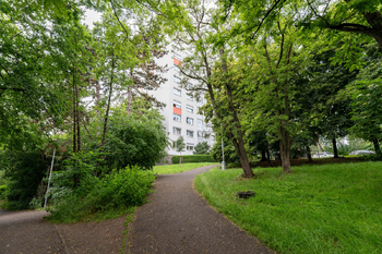 dům je v bezprostřední blízkosti lesa - Prodej bytu 3+kk v družstevním vlastnictví 65 m², Praha 4 - Modřany