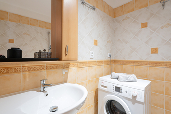 koupelna s vanou - Prodej bytu 3+kk v družstevním vlastnictví 65 m², Praha 4 - Modřany