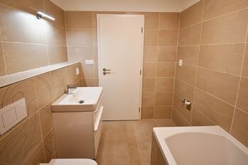 KOUPELNA - Pronájem bytu 1+kk v osobním vlastnictví 38 m², České Budějovice
