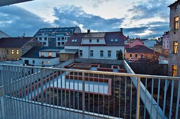VÝHLED DO VNITROBLOKU - Pronájem bytu 1+kk v osobním vlastnictví 38 m², České Budějovice