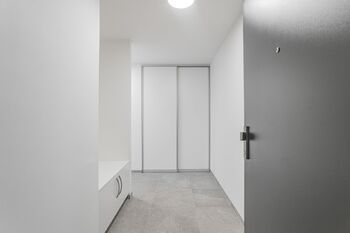 Předsíň. - Pronájem bytu 2+kk v osobním vlastnictví 54 m², Praha 4 - Modřany