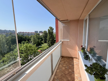 Zasklená lodžie s výhledem do zeleně - Prodej bytu 3+1 v družstevním vlastnictví 99 m², Praha 9 - Černý Most