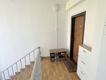 Chodba u bytu - Prodej bytu 3+1 v družstevním vlastnictví 99 m², Praha 9 - Černý Most